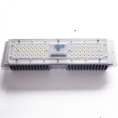 AC 220V SMD 3030 광학 PC 렌즈와 열 방출기를 갖춘 LED 거리 조명 부품